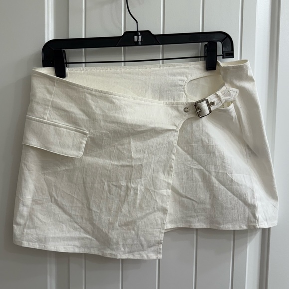 White Fox White wrap skirt with cut out sz L - Picture 2 of 9